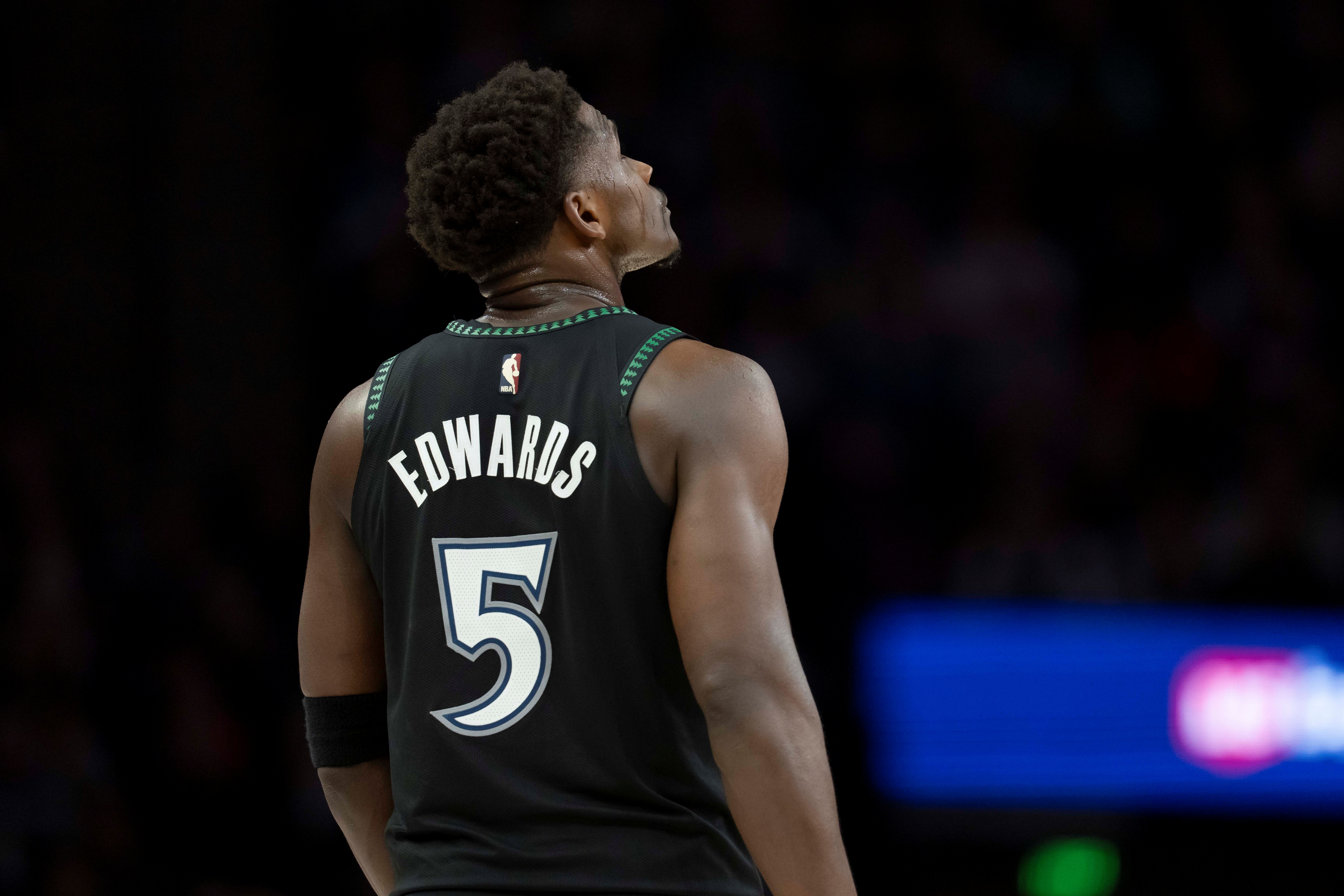 爱游戏在线-铁麻了！爱德华兹15中2&amp;三分10中1&amp;罚球10中9 仅得14分4助攻