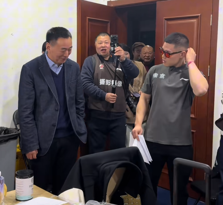 爱游戏官网-同曦胜深圳，老板更衣室肯定全队，郭昊文汉兹获腰带，氛围极佳