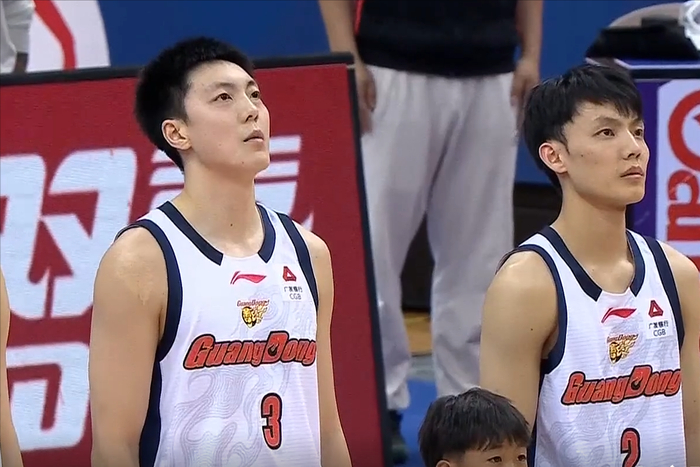 CBA：胡明轩13分加时逆转，18岁小将22+8，拼到4人五犯离场|麦考尔|王洪泽|米奇|韦瑟斯庞|客队_新浪体育_新浪新闻